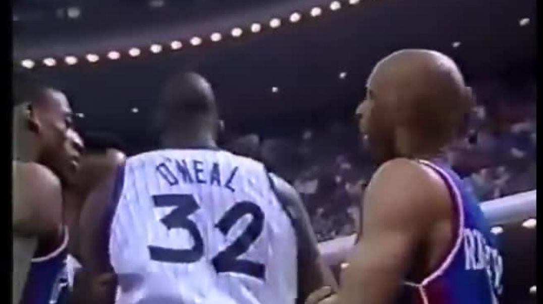 ⁣Shaq smacks Alvin Robertson, Charles Barkley reacts - 1992_93
