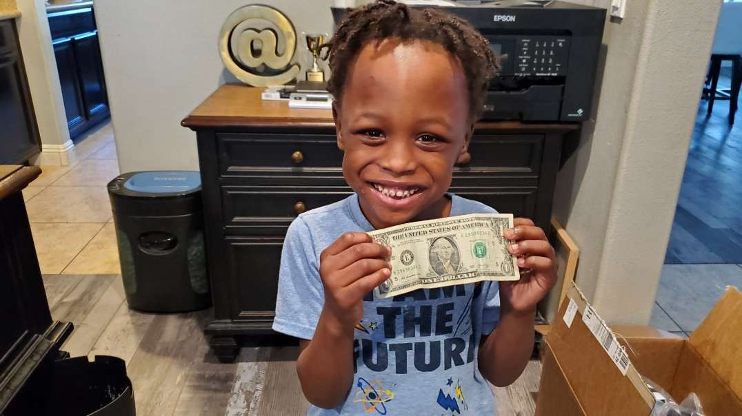 ⁣JOZ gets money from the Tooth fairy for his first missing tooth