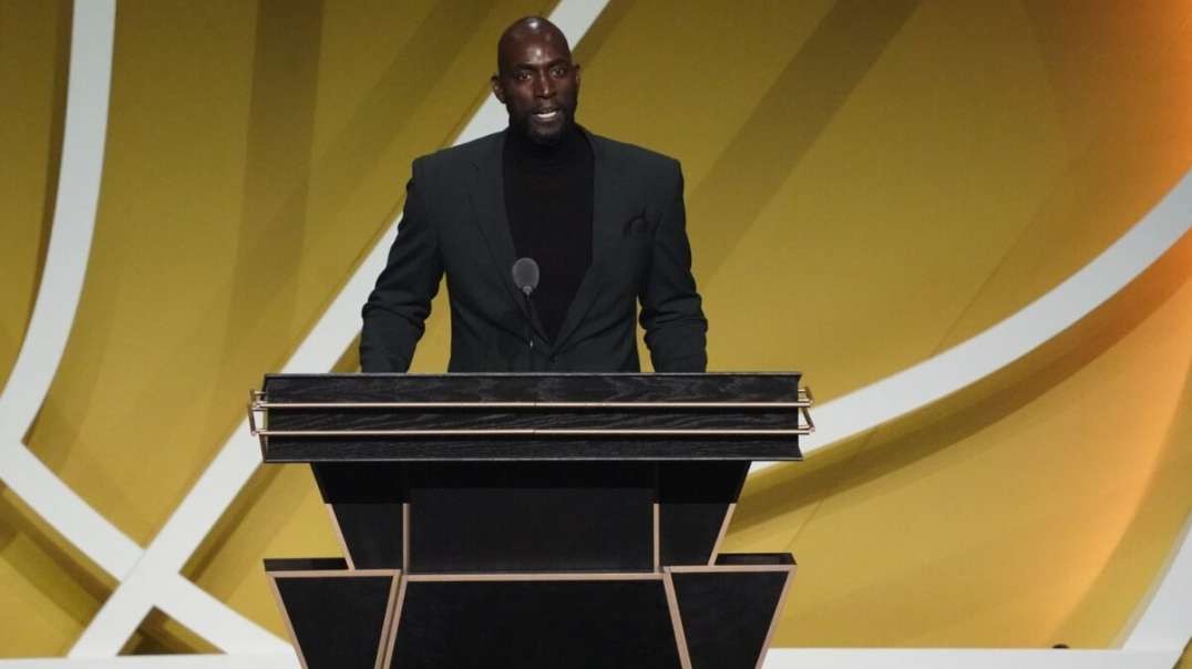 ⁣Kevin Garnett gives Tim Duncan and Kobe a shout out to cap off his Hall of Fame speech