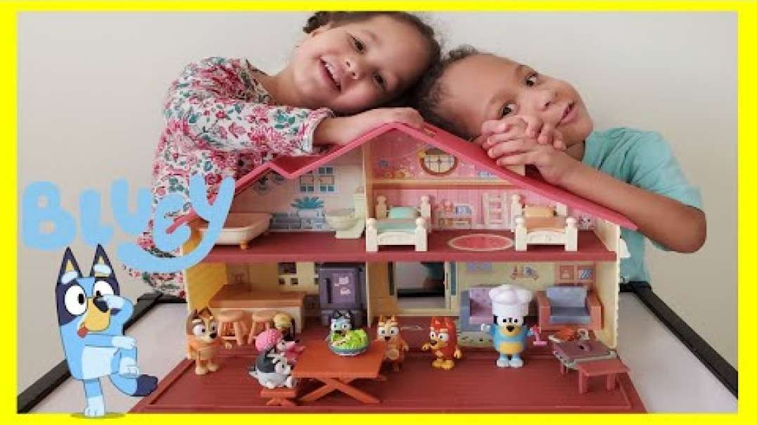 ⁣Oliver and Liz unbox Disney Junior Bluey family home!