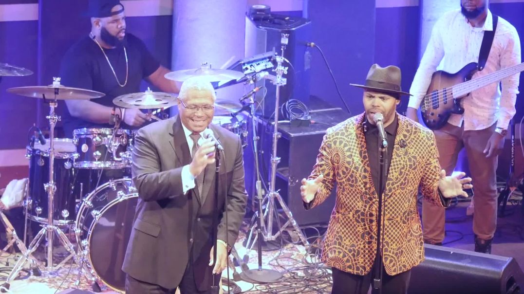 ⁣Eric Roberson & his Pops singing  LIVE 'Do The Same For Me'
