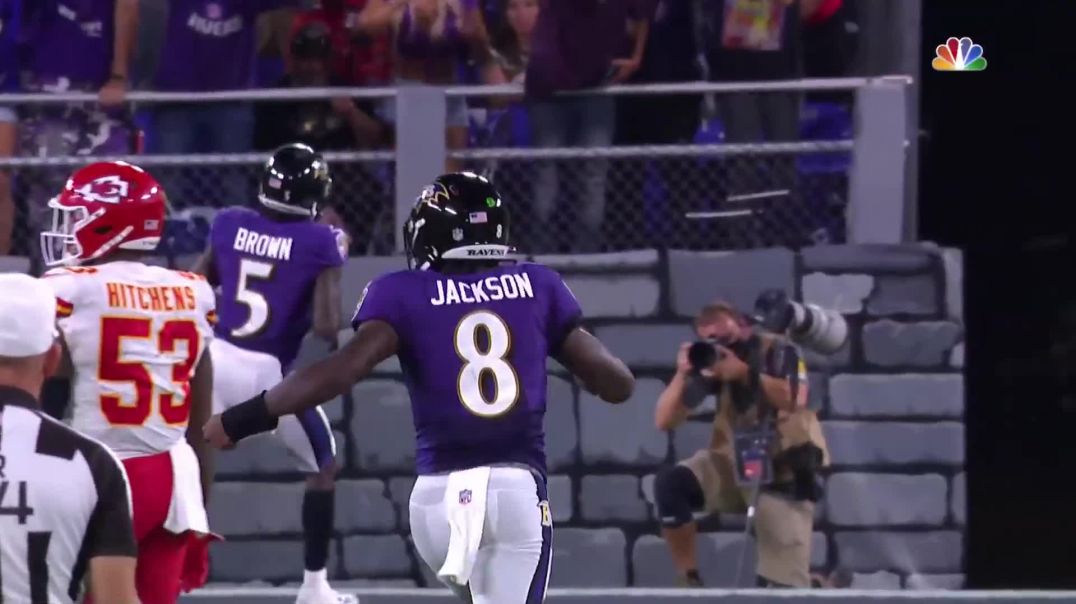 ⁣A Jump Pass? Lamar just Making up Passes as he Goes