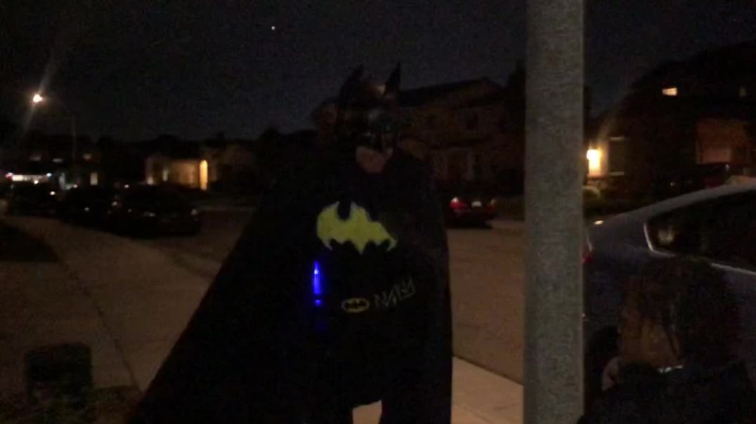 ⁣Batman surprises kids for Halloween