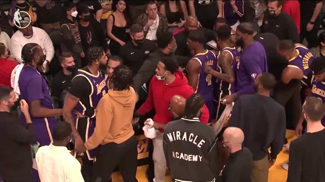 ⁣Lakers Anthony Davis and Dwight Howard FIGHT during Timeout