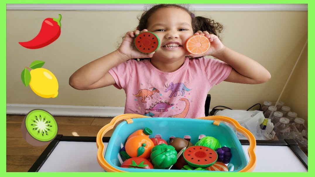 ⁣Liz Teaches The Names of Fruits and Vegetables