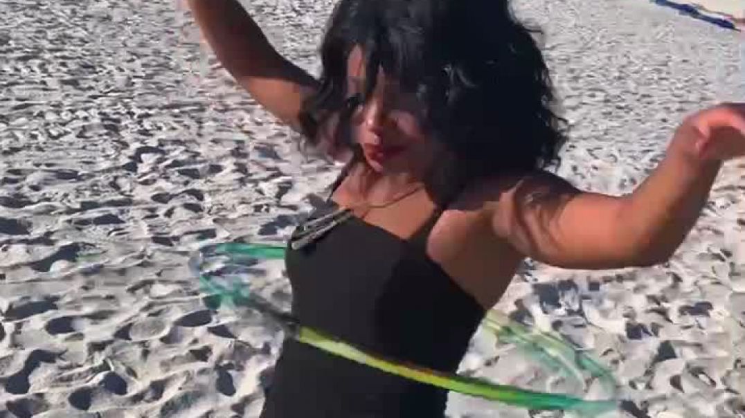 ⁣HULA HOOPING ON THE BEACH FAIL XD | #SHORTS