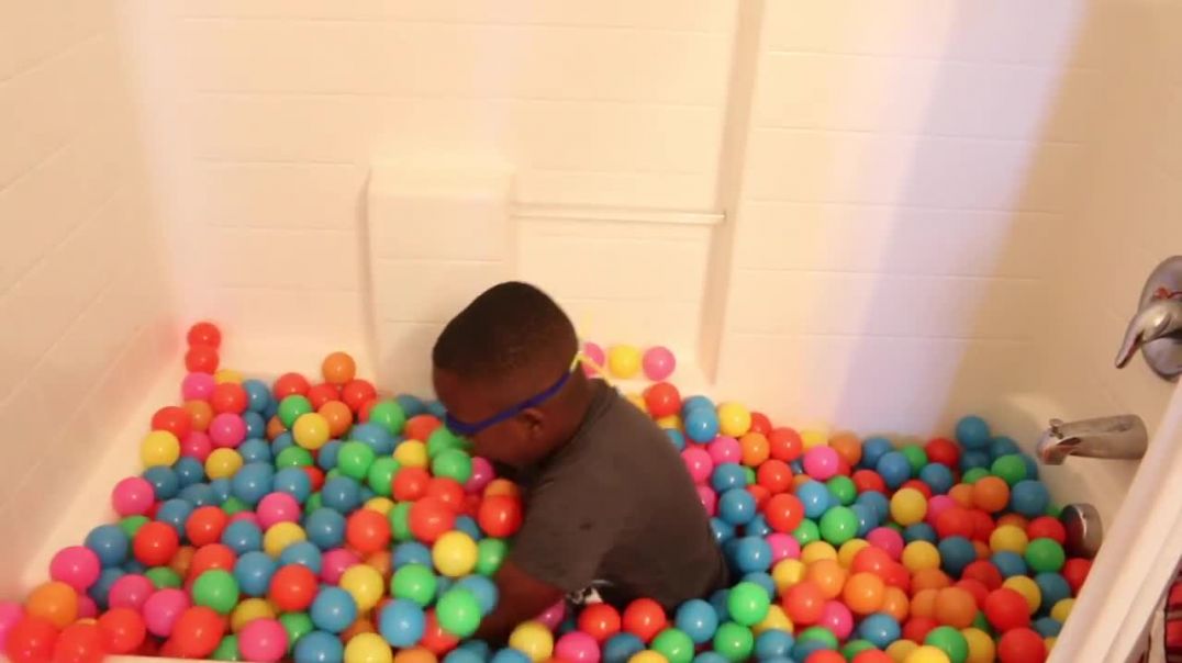 ⁣J Funk plays with bath balls and looks for Prizes