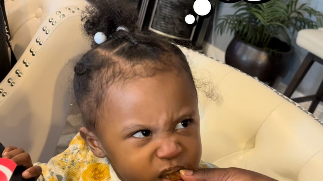 ⁣Feeding my baby cousin fake snacks until she realizes 😂