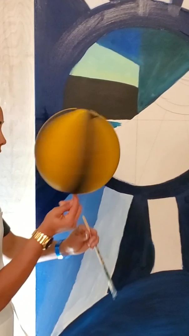 Crissa_ace paints while spinning Basketball at the same time