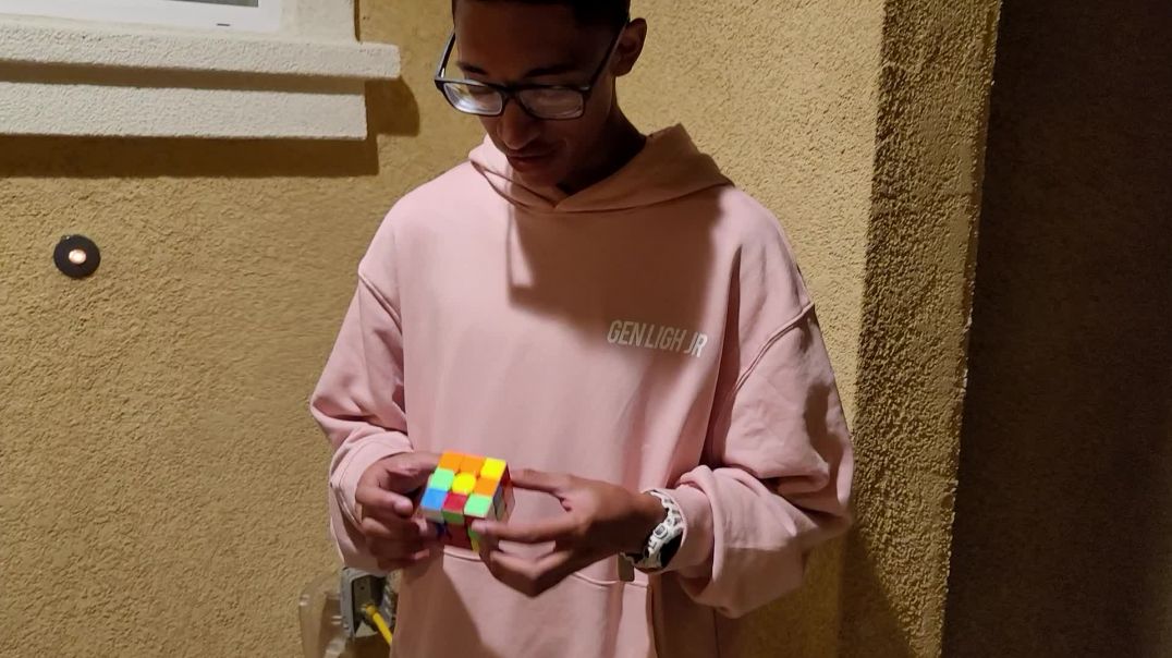 ⁣Gen Ligh Jr completes Rubix Cube in 32 secs!