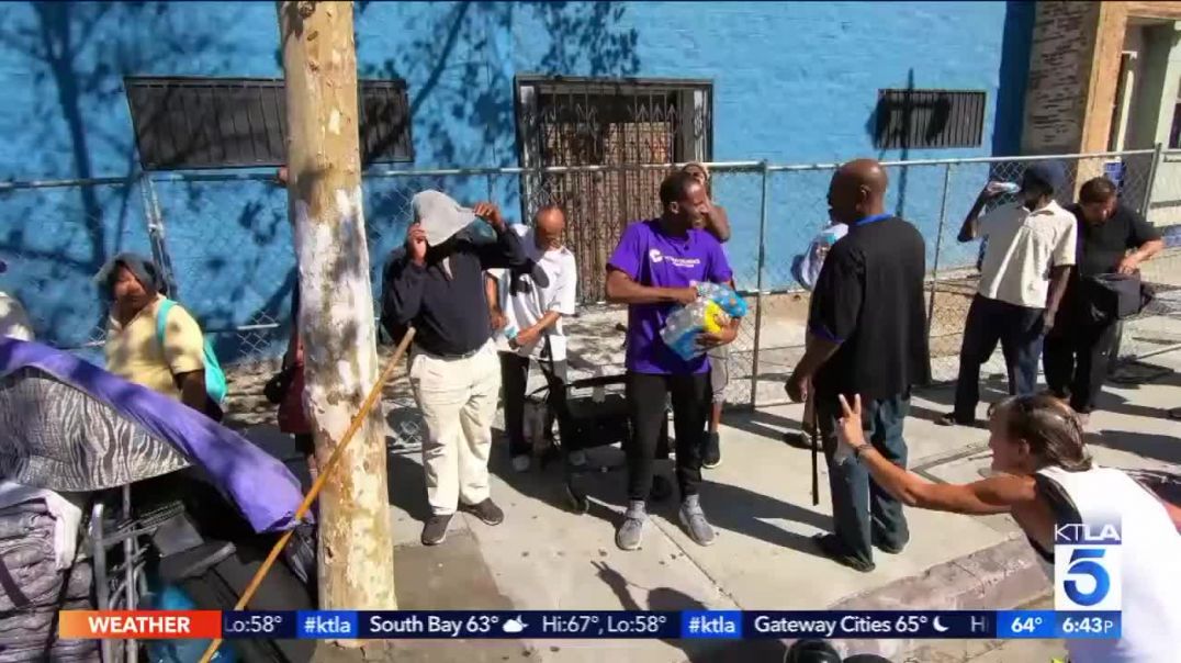 ⁣KTLA 5 goes to skidrow where the Peggy Beatrice Foundation is providing for the homeless