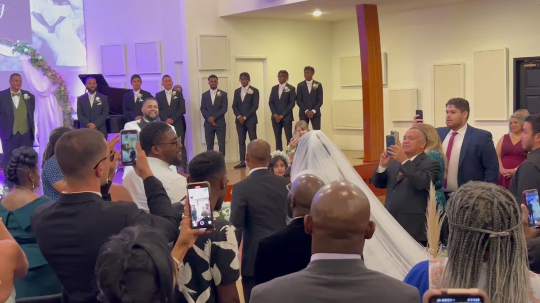⁣Bride and Groom SLAY Diana Ross & Lionel Richie Endless Love Duet at California Wedding