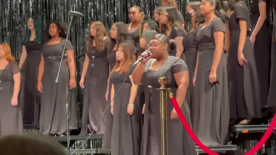 ⁣Girl does the beatbox while Hs Choir sings Lourde