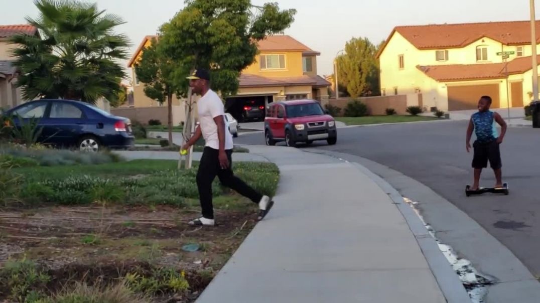 ⁣The Soinlovefamily found a CHICKEN In their Front Yard