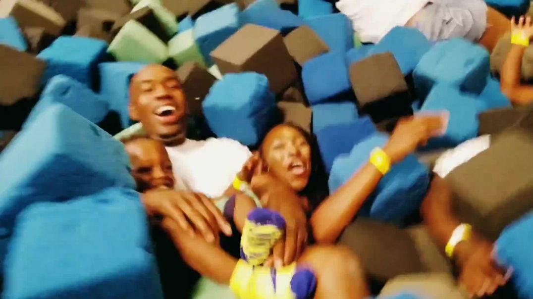 ⁣#soinlovefamily FALL BACKWARDS In FOAM PIT At Sky High Zone Trampoline Park And Foam fight!
