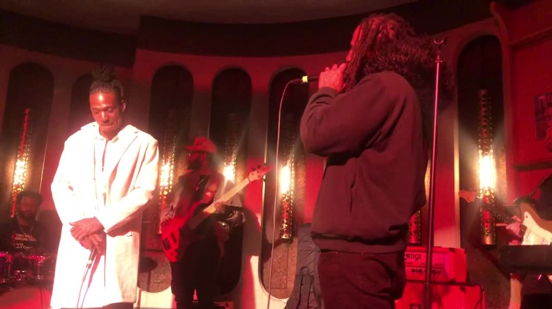 ⁣Inglewood Sir performs with Davion Farris at the Peppermint Club