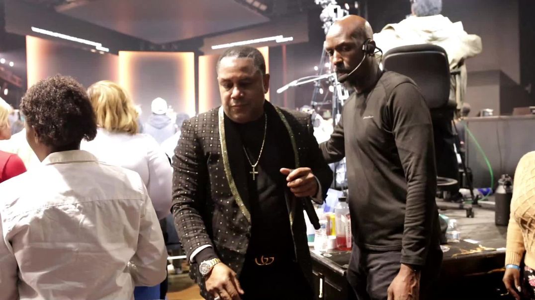 ⁣👑// APOSTLE OMAR COMES TO THE CROWD & BLESSES PEOPLE \\👑