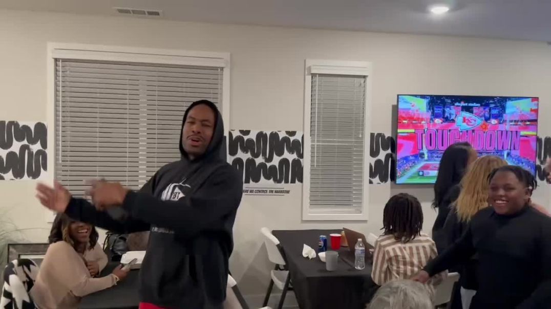 FANS REACT: Kansas City Chiefs score TD after FUMBLE 😳