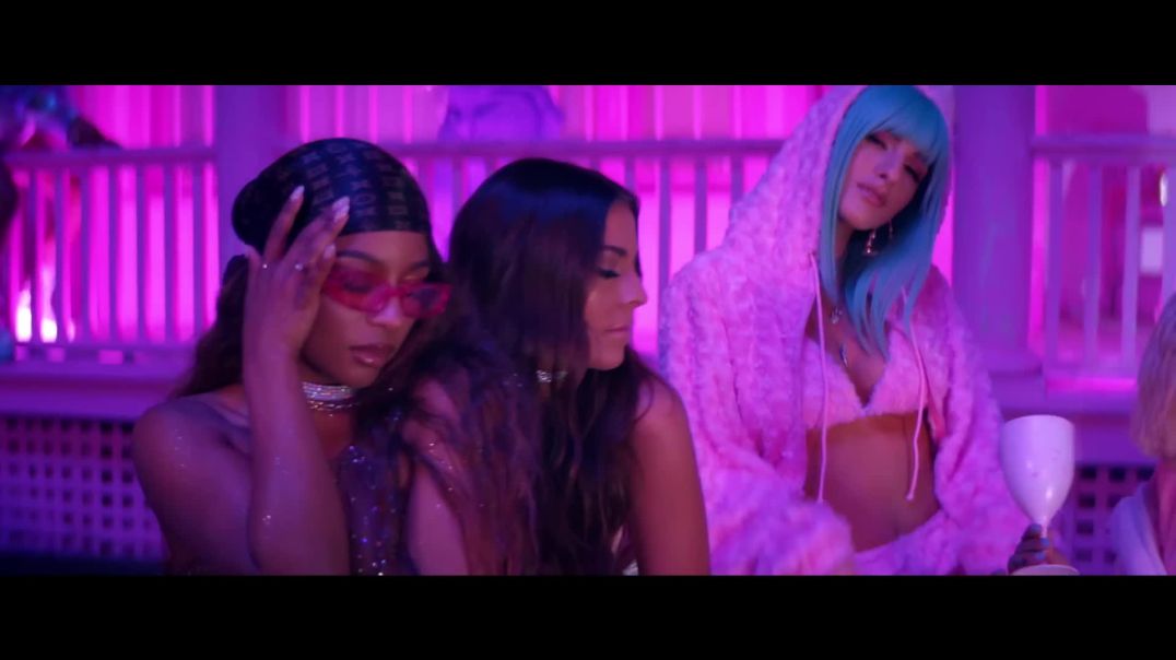 ⁣Ariana Grande - 7 rings (Official Video)