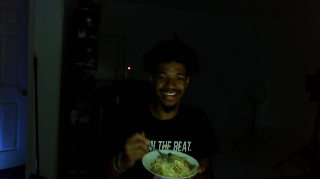 ⁣Reacting To Shrimp Alfredo @ 11:50PM! *EATING LIKE A KING*