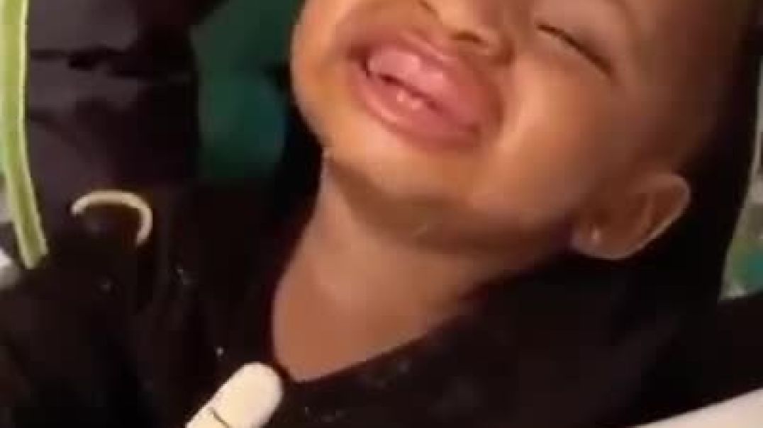 ⁣Baby without teeth saying cheese