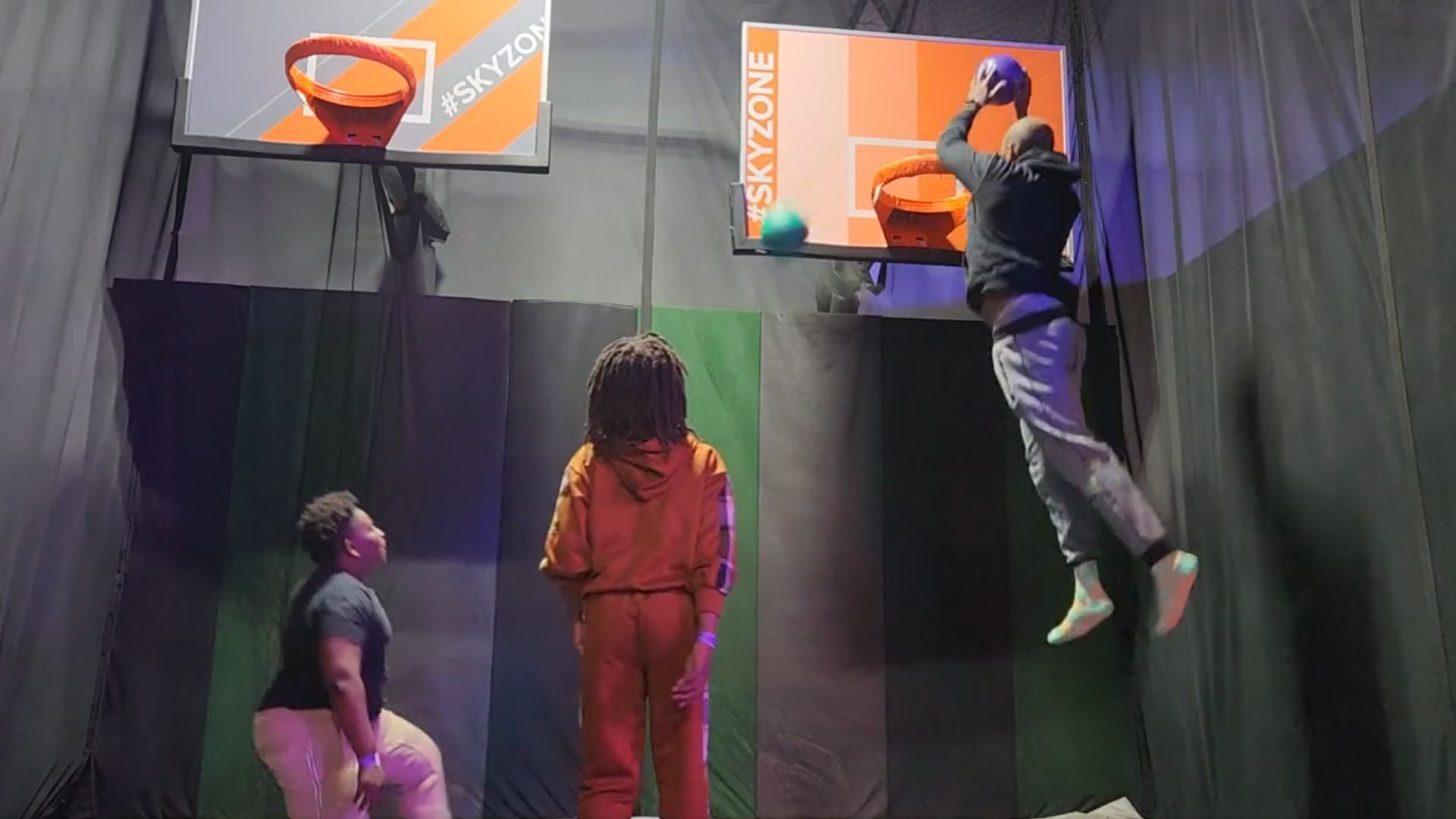 ⁣Ap 1nabillion Plays with sons J Funk and Miracle Baby Josiah Dunking at Skyzone Trampoline Park