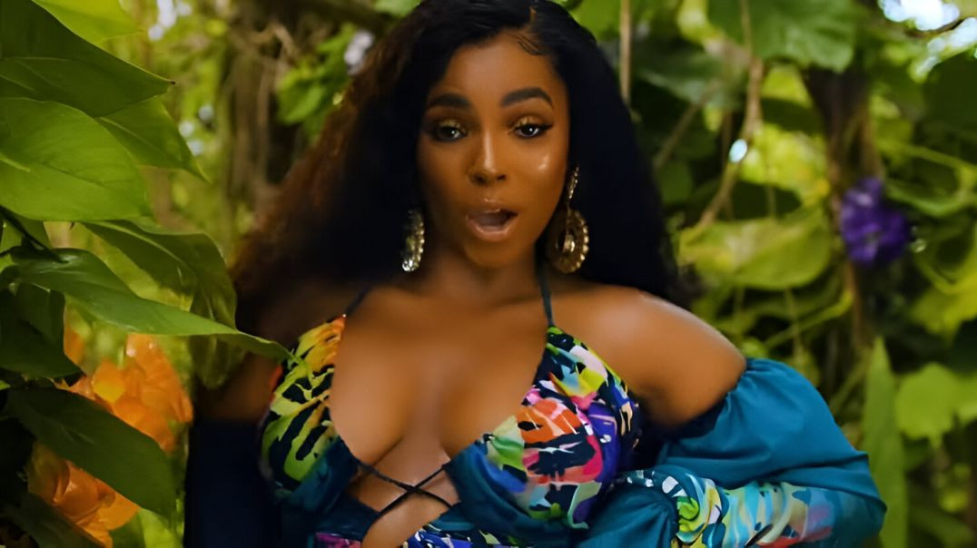 ⁣Ashanti featuring Afro B - Pretty Little Thing