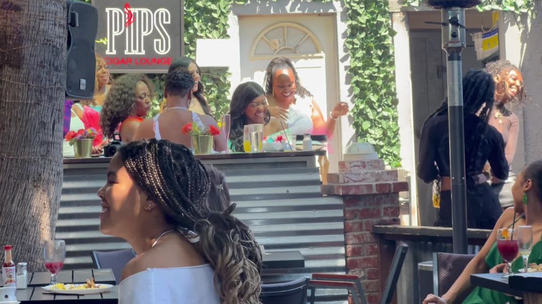 ⁣Waiters sing They not like us for Cookies Bday at Pips on La Brea