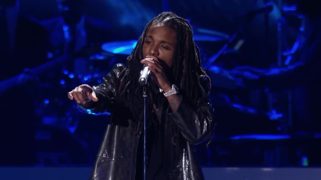 ⁣Jacquees Serenades The Crowd With BED Remix And “You” - Soul Train Awards 2018