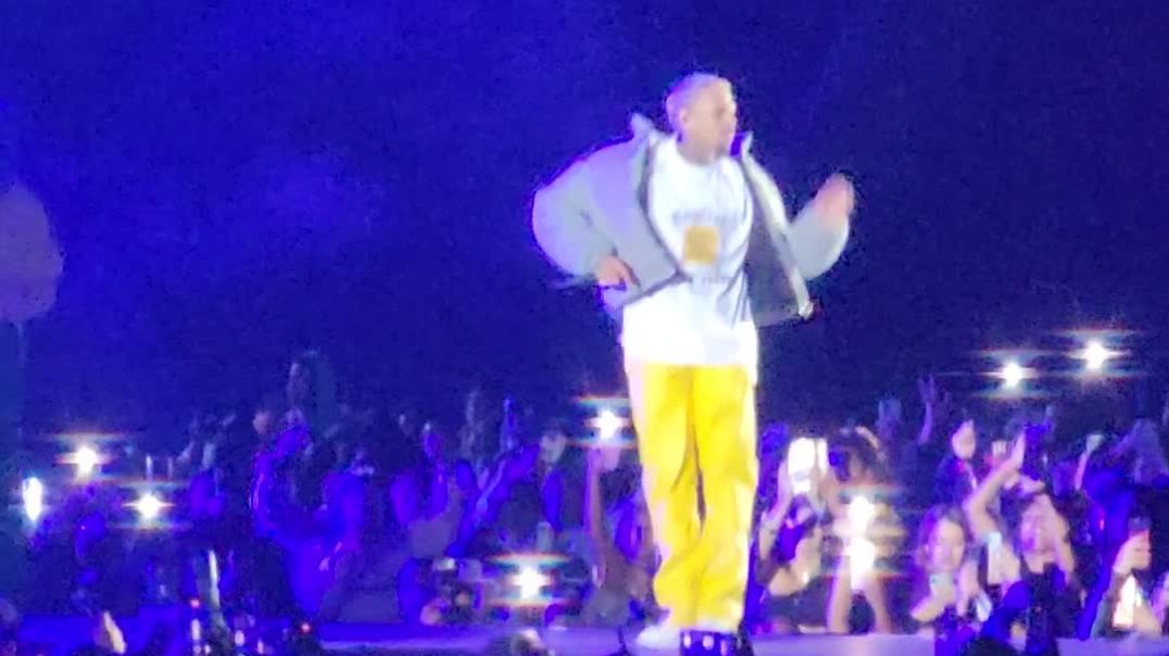 ⁣Chris brown live