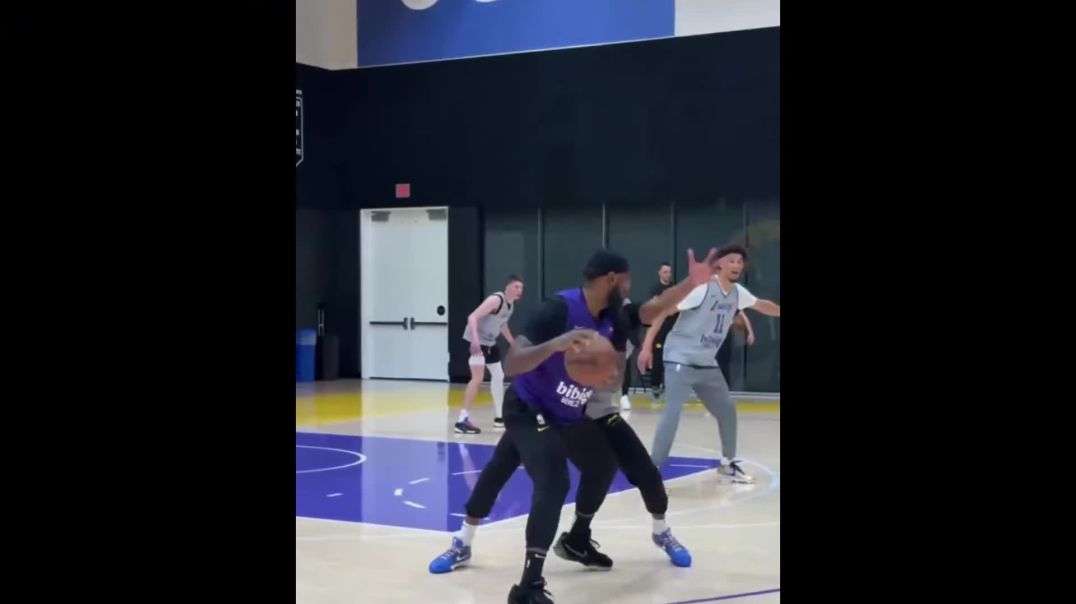 ⁣LeBron James vs Bronny in Lakers 5v5 scrimmage 🔥