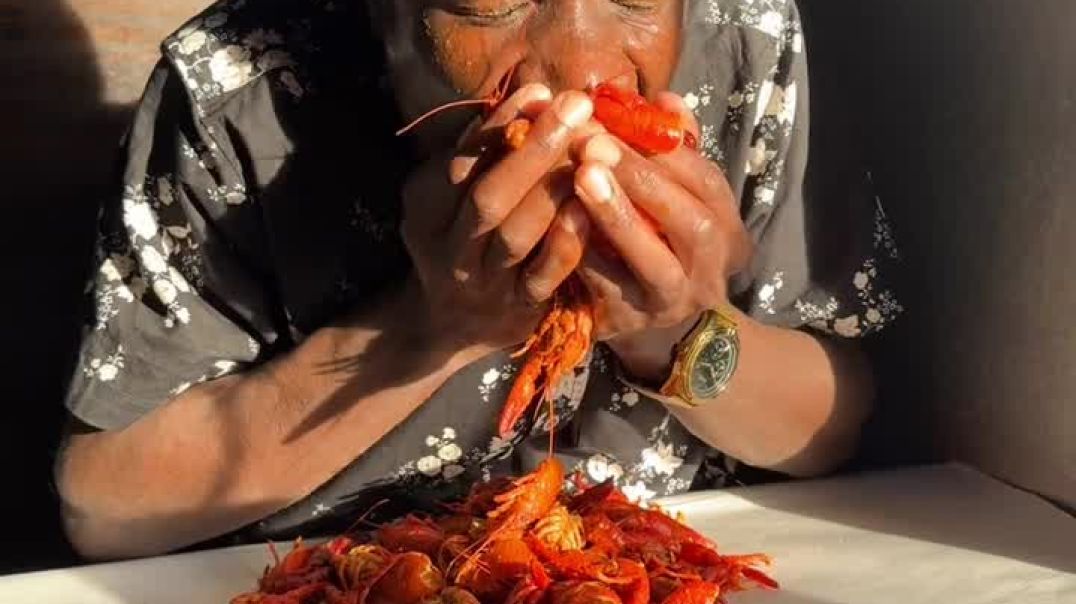 ⁣Correct way to eat Crabs 🦀