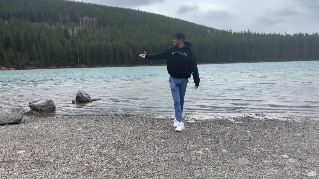 ⁣K Dizzy infront of Alberta Banff Mountains!