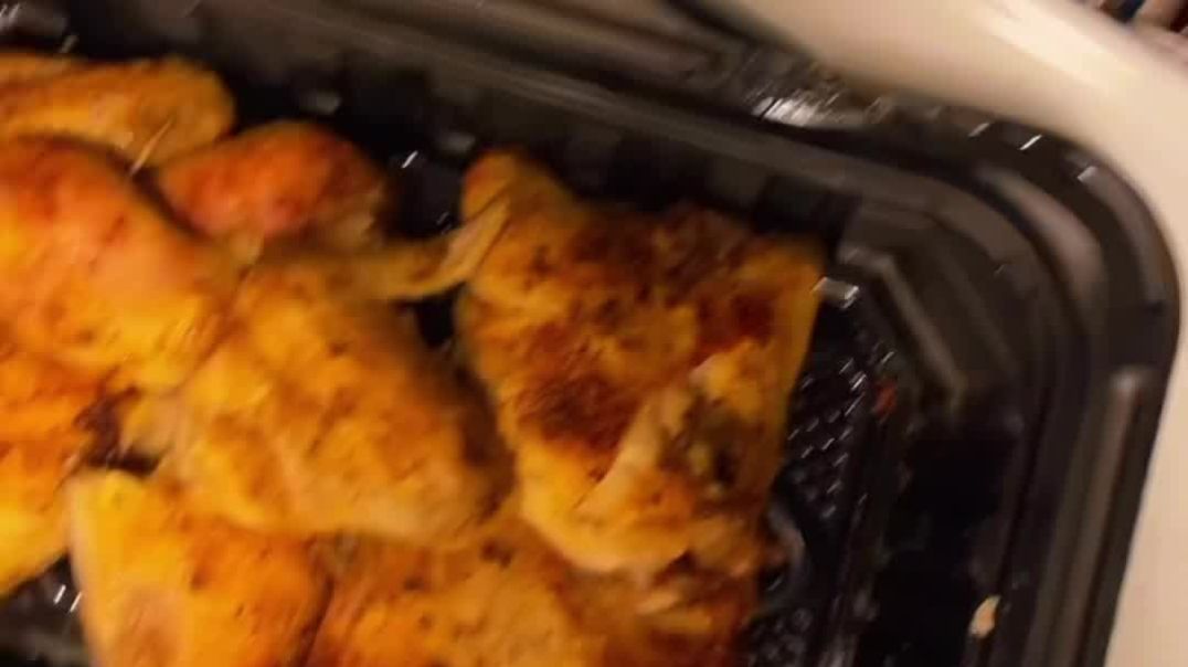 ⁣Teaching People how to eat Chicken