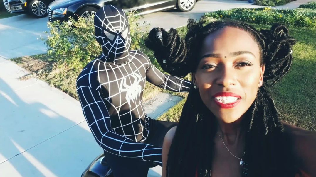 ⁣Dangerus Diva gets an Upside Down Kiss from Black Spiderman
