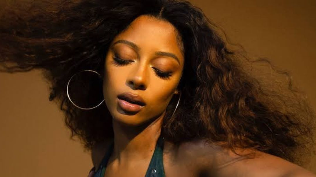 ⁣Victoria Monét - Moment