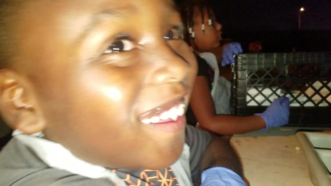 ⁣ItsJfunk Feeding the Homeless for Thanksgiving