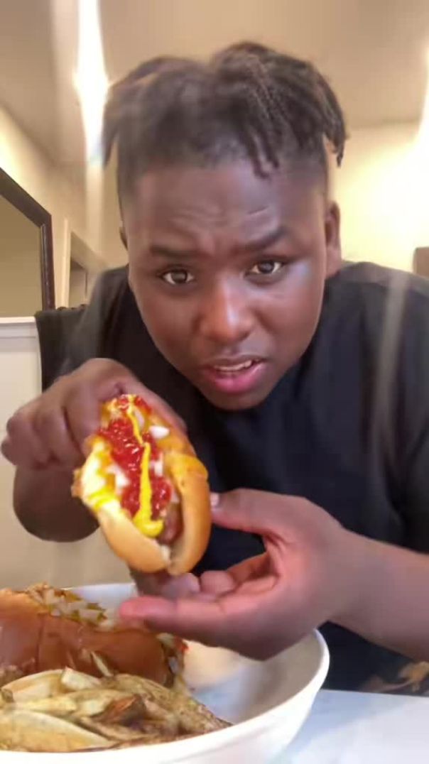 Mama divas chili cheese hot dogs!