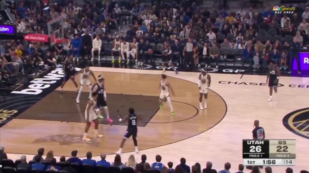 ⁣Warriors Coach Steve Kerr yells at Podziemski for holding no defense