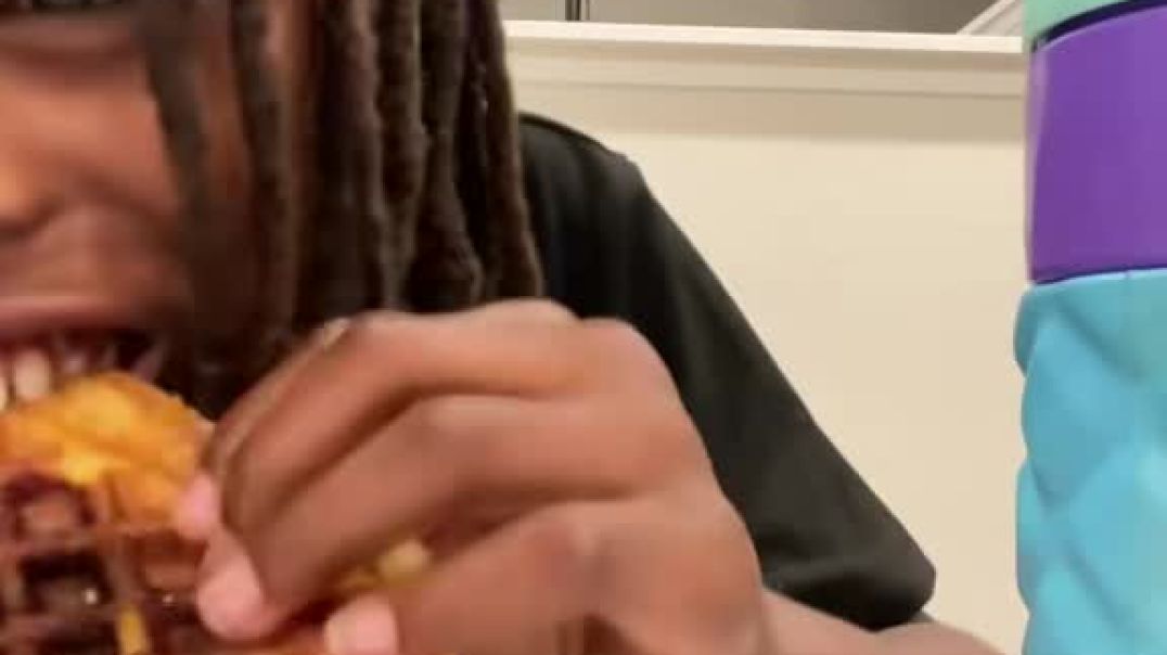 ⁣Me whenever my mom cooks