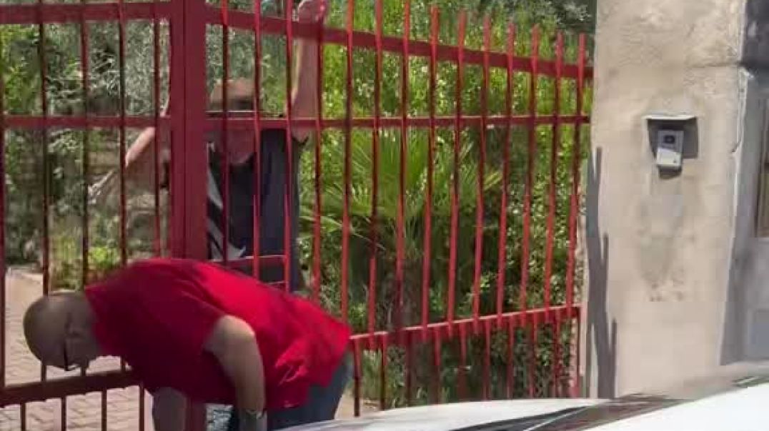 ⁣Husband vs. The Gate – Comedy Gold!