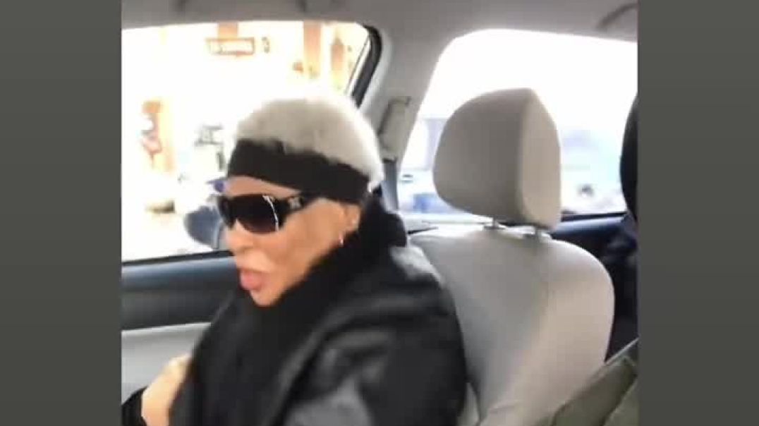 ⁣Dance Karaoke with my 76 year old Mother